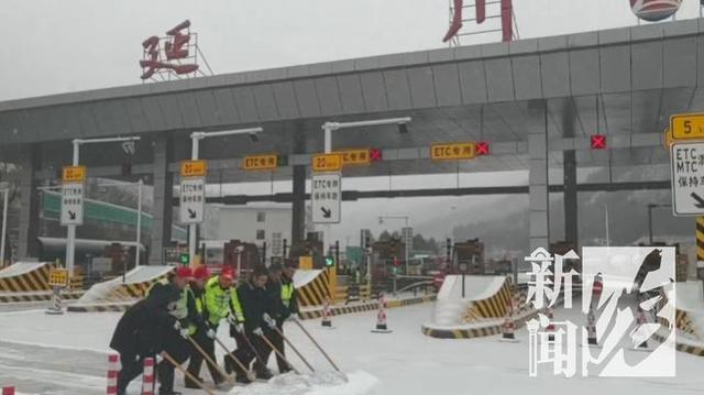 上海飞西安延误了5小时,突降暴雪,航班大面积延误!大批人被困机场