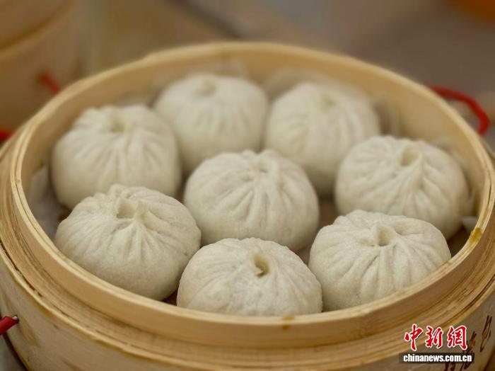 2025年12月30日，在浙江嵊州一小吃门店内，嵊州小笼包新鲜出炉。项菁 　摄