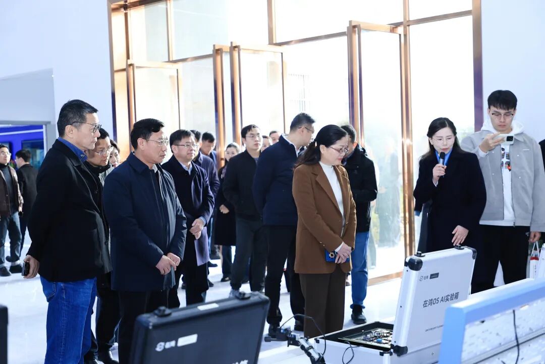 图/实训中心参观交流