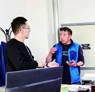 梁恩福（左）在西藏那曲市中级人民法院办公室解答群众问题。资料图片