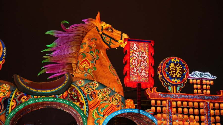 ▲以“马跃千年·盛世华章”为主题，铺展跨越时空的瑰丽画卷（图源：西安城墙·碑林历史文化景区）