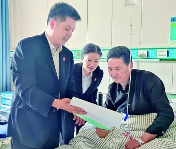 周万春（左）到青海海南州某医院为当事人调解。资料图片