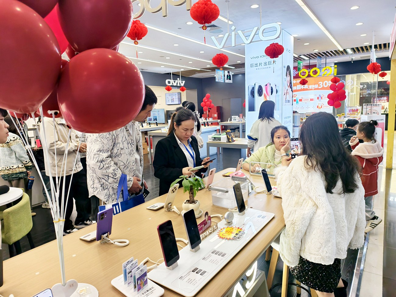     ▲市民在挑选手机。