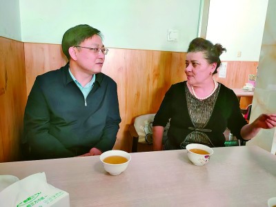 邓江源（左）在新疆乌鲁木齐开展民族团结工作调研。资料图片