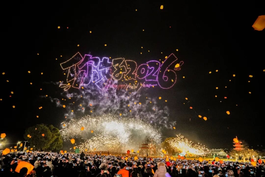▲无人机组成2026巨型光绘图案，与游客一同跨年许愿（图源：禅意小镇拈花湾）