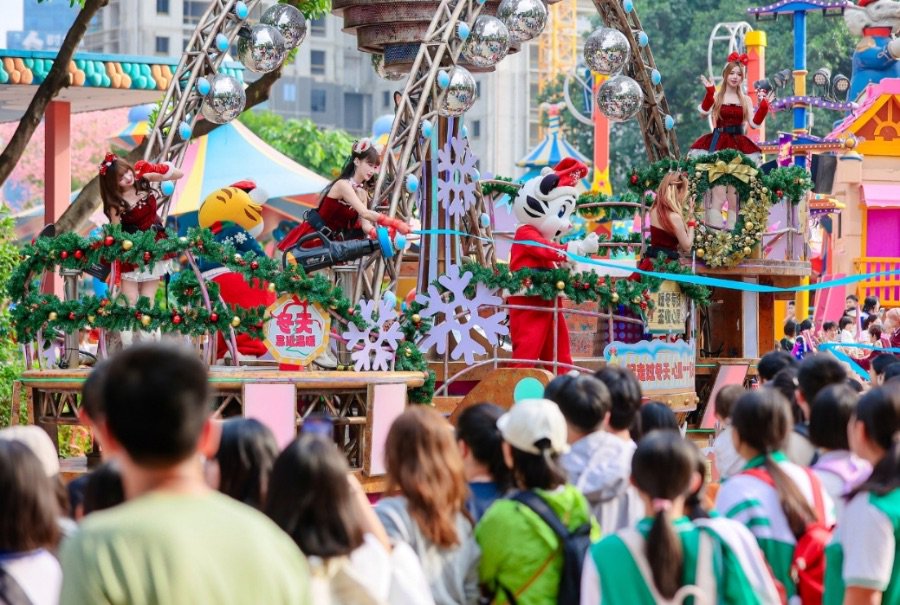 ▲元旦小长假，年轻游客涌入广州长隆欢乐世界跨年（图源：广州长隆欢乐世界）