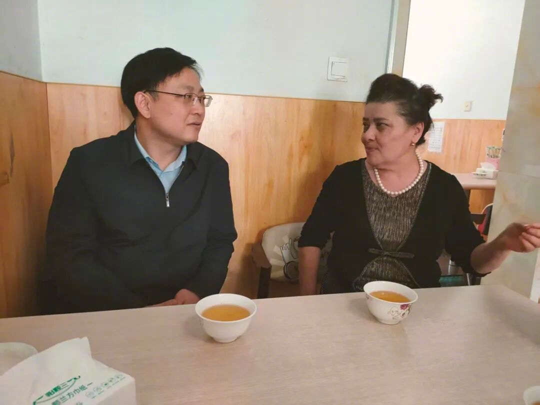 邓江源（左）在新疆乌鲁木齐开展民族团结工作调研。资料图片