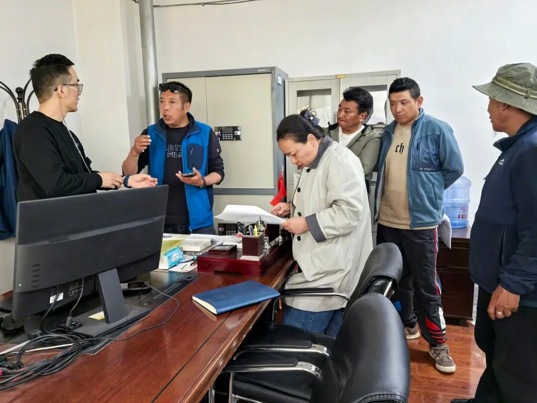 梁恩福（左）在西藏那曲市中级人民法院办公室解答群众问题。资料图片