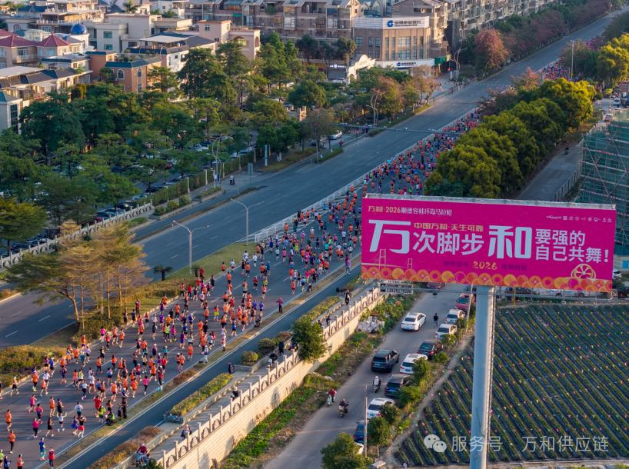 蜿蜒42.195公里的赛道，奔跑是一道靓丽的风景线