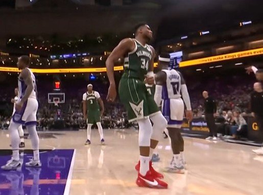 给新秀上课！字母哥丝滑转身抹过42号秀雷诺上篮打成2+1