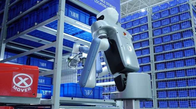 ▲正在工作的睿芯行全球首个免训练工业具身拣选机器人