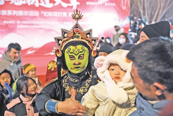 2025年12月31日，在一师阿拉尔市跨年夜百姓大舞台前，川剧变脸演员与市民互动。 兵团日报常驻记者 潘许 摄