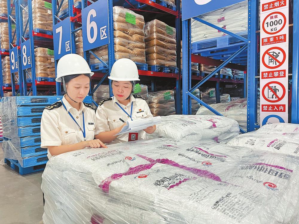 海关关员对安琪酵母（德宏）有限公司进行AEO认证现场考核。通讯员 方茜 摄