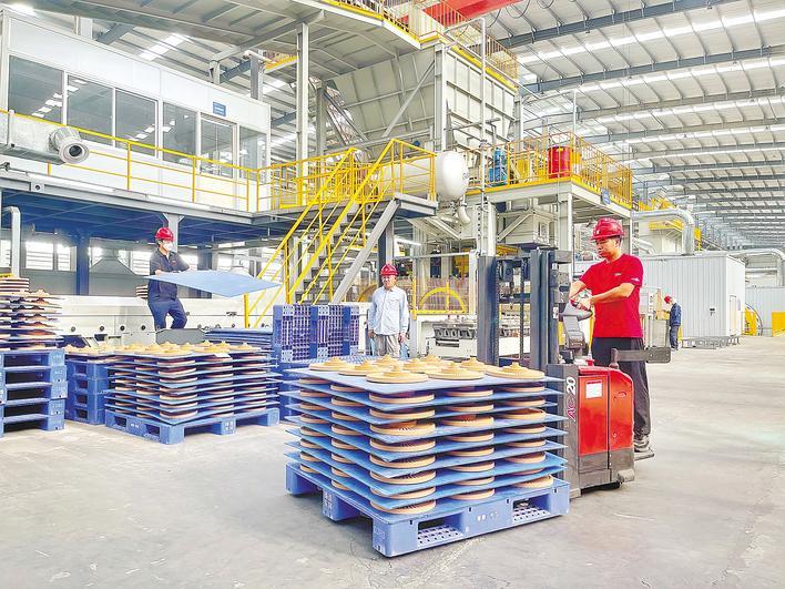 摩擦一号仙桃工厂生产车间。 （湖北日报全媒记者 雷巍巍 摄）