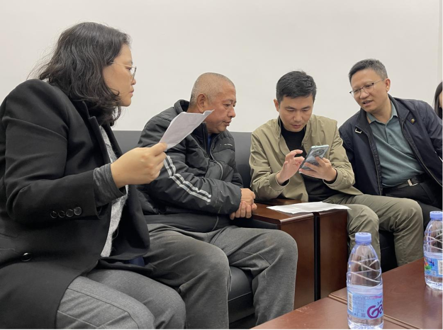 岳阳、东莞市人社部门工作人员上门为群众办理线上退款