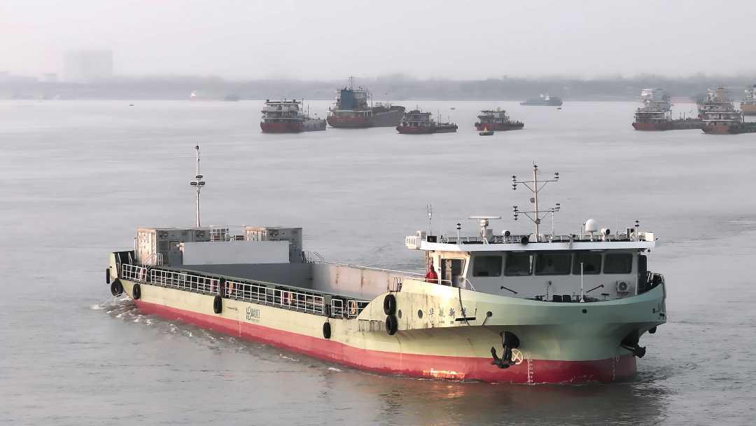 图为新能源货轮行驶在长江干线。（资料图片）
