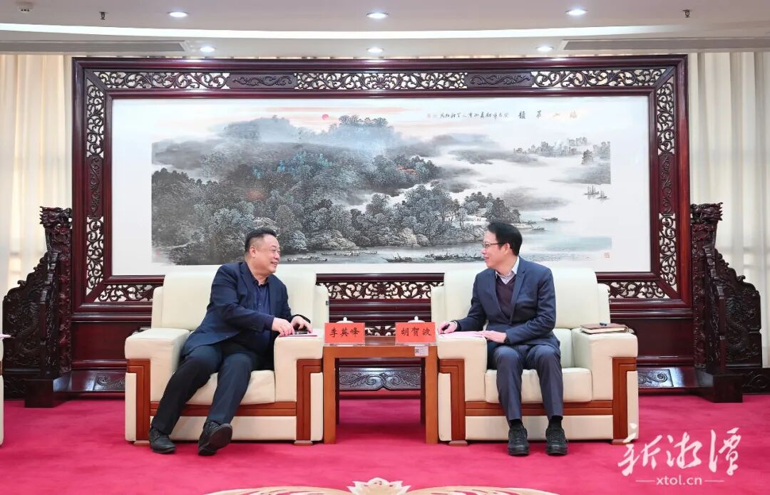 胡贺波会见李英峰一行。(全媒体记者 方阳 摄)