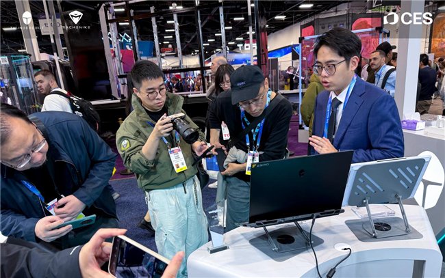 1.58kg机身+160W双满血释放！新一代“轻型”游戏本雷神ZERO Air亮相CES2026