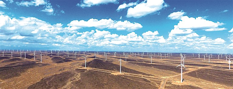 甘肃茫茫戈壁上风机林立。资料图片