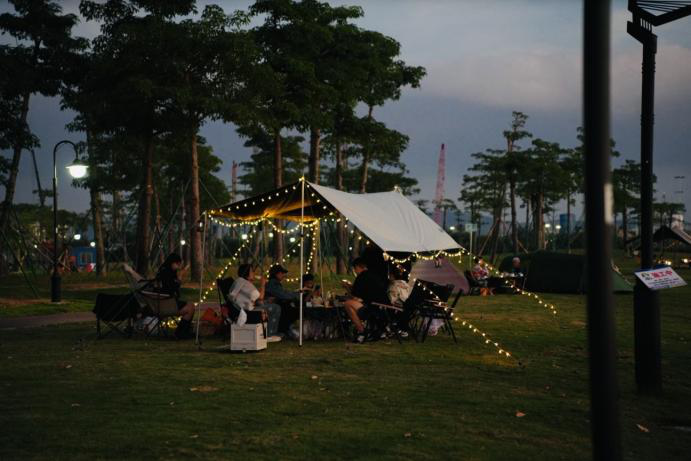 横琴花海长廊随处可见露营的人们