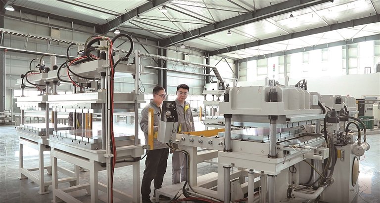 甘肃瓜州吸引多家储能全产业链企业落地。图为某企业生产车间。资料图片