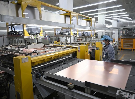 　　工人在一覆铜板生产车间进行裁切作业。 新华社图片