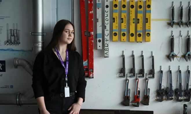 年薪70万跌至几千块！第一批被AI取代的人类出现了