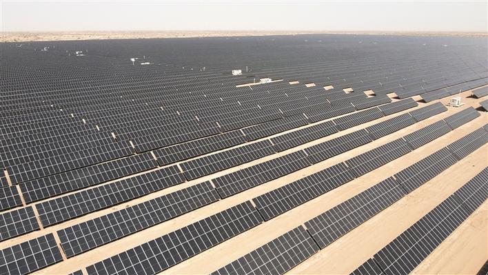 航拍新疆兵建电安工程建设有限公司承建的三师图木舒克市源网荷储一体化项目（二期）建设现场（资料图片）。张海茜 摄