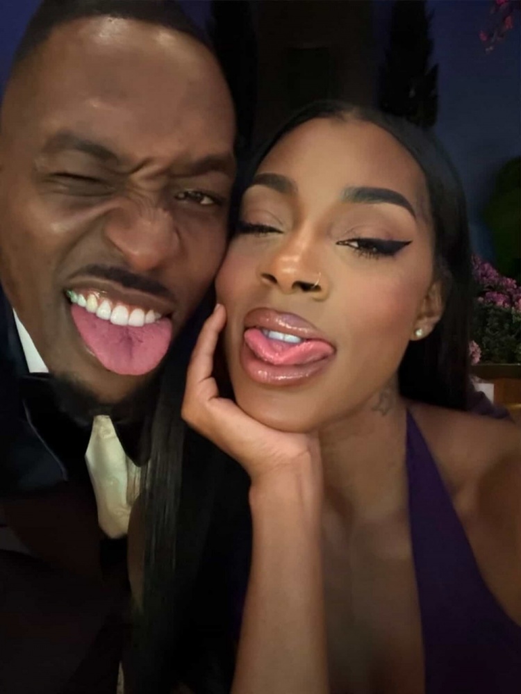 霍华德结婚一周年示爱妻子：感恩上帝把你带到我生命里 永远爱你