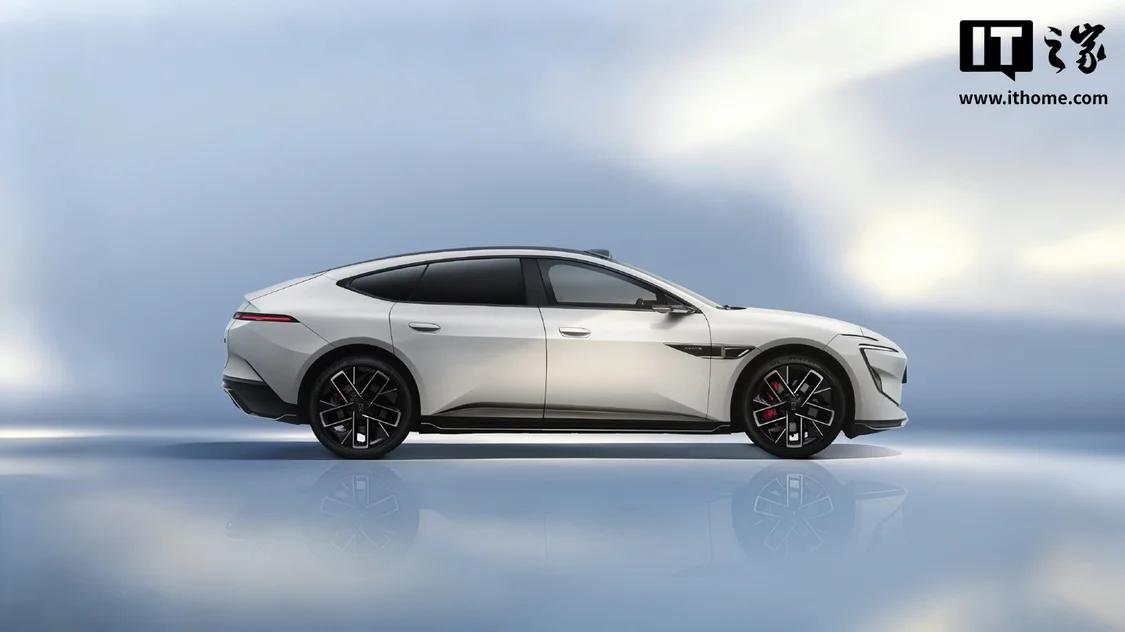 消息称新款阿维塔12车侧B柱带有“乾崑智驾 ADS”LOGO