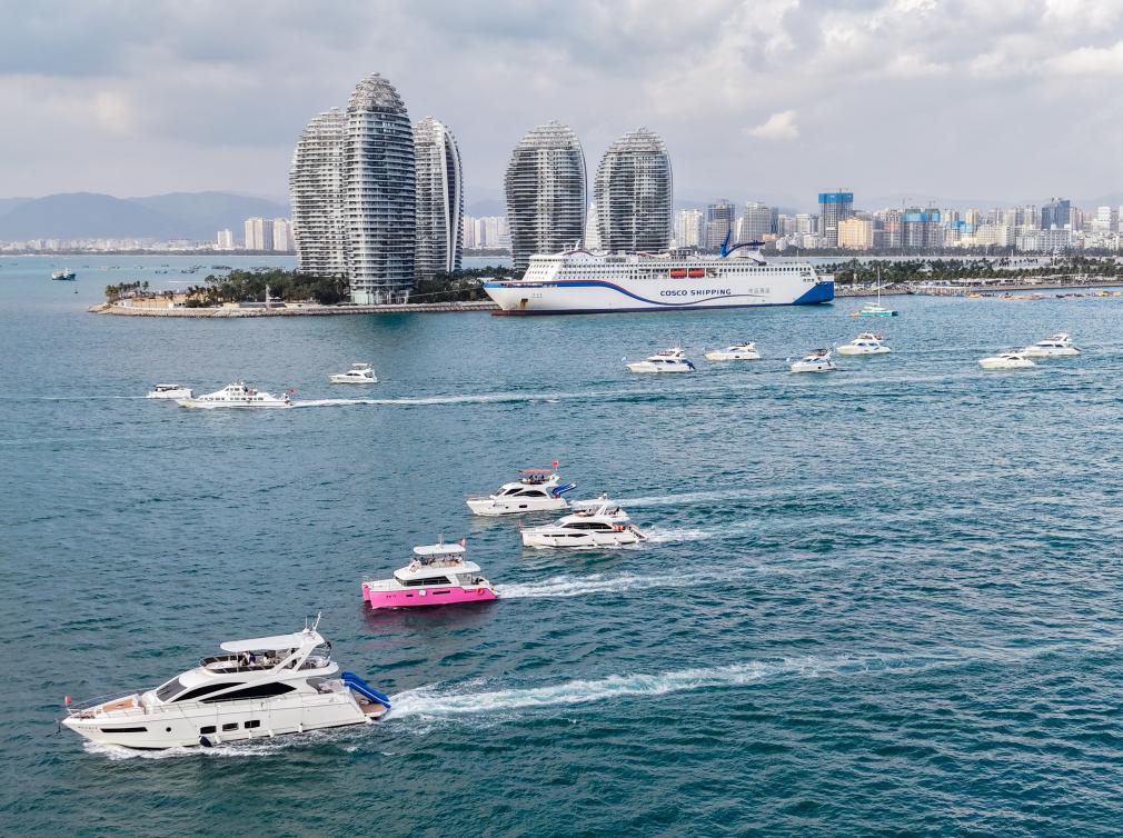 1月1日在海南三亞鳳凰島海域拍攝的出海遊艇（無人機照片）。新華社發（葉龍斌攝）