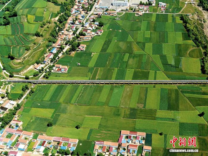 資料圖為引大濟湟北干渠一期工程鋪設的渡槽。(無人機照片)青海省水利廳供圖