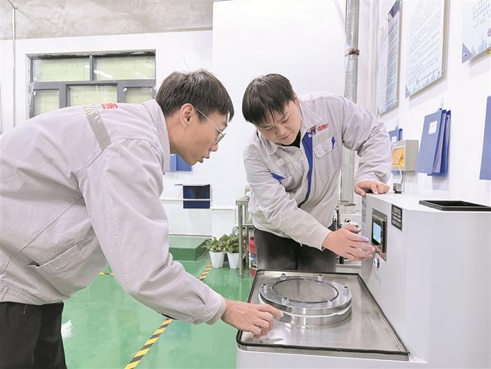 　　兵团建筑工程科学技术研究院有限责任公司实验室里，技术人员正在检测复合土工膜材料的耐水压性能（资料图片）。 张海茜 摄