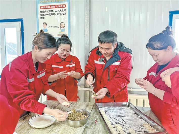 　　新疆兵团水利水电工程集团有限公司奎屯河引水隧洞工程项目部成员一起包饺子欢度节日（资料图片）。 古力米拉·亚力坤 摄