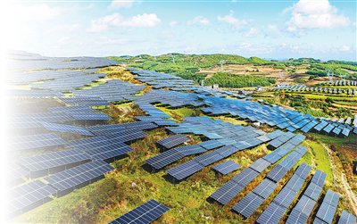 貴州畢節市威寧彝族回族苗族自治縣雙龍鎮高山村，光伏板遍佈山頭。羅喜貴攝