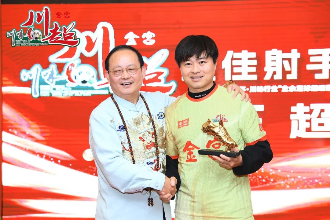 金宫川派味业龚永泽董事长(左)金宫川派队球员王超(右)