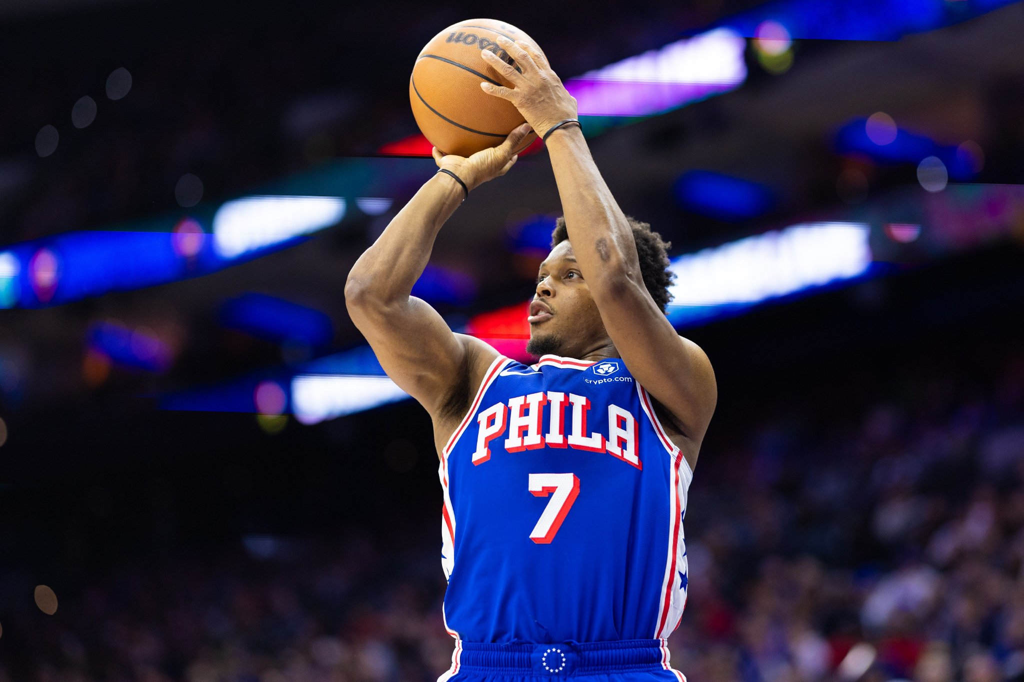 纳斯：猛龙球迷为洛瑞起立鼓掌真的很酷 这里的氛围非常特别