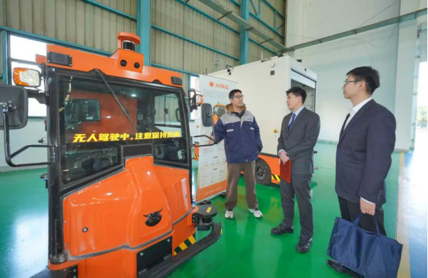 技术人员向农行工作人员展示“铁木牛”等智能机器人