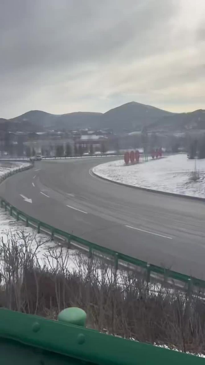 漂移过弯：新一代小米SU7「卡布里蓝」赛道测试视频曝光