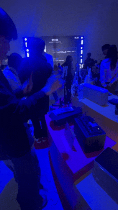 AeroBand（空气乐队）空气架子鼓，摄于通义硬件展现场