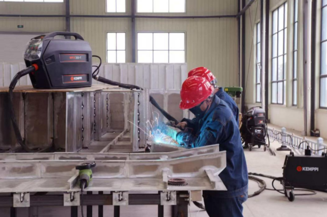 中南鹏力生产车间内，工作人员正在对船舱进行焊接