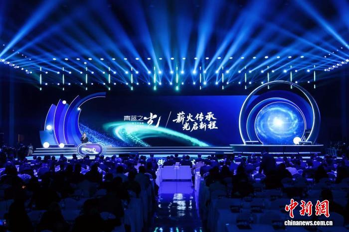 1月11日晚，“青蓝之光”2026新生代浙商主题活动在浙江杭州举行。　(主办方 供图)
