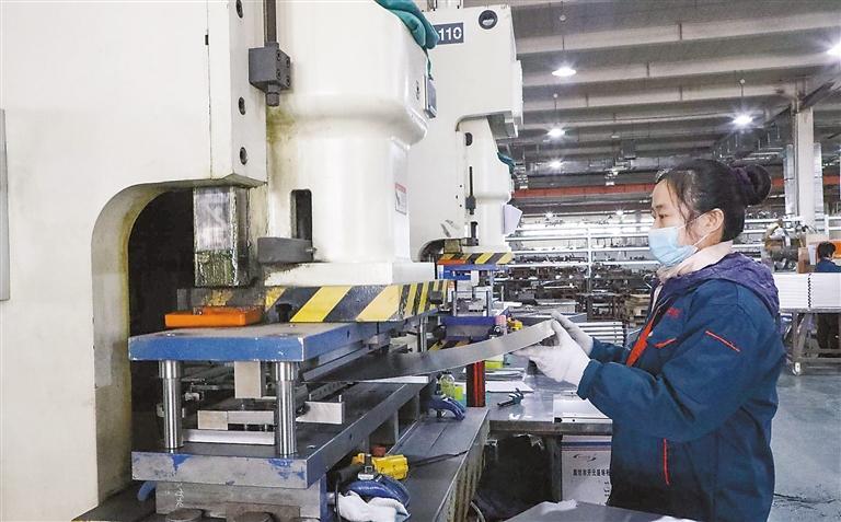 在河北富都华创家具制造有限公司，工人正在加工钣金。 本报通讯员 马梓艳 摄