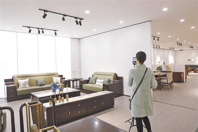 香河慕胜家具有限公司工作人员正在直播。 本报通讯员 马梓艳 摄
