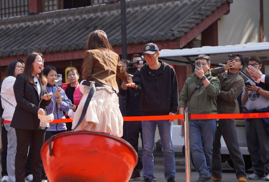 俞敏洪和主播在中山影视城体验“不倒翁”。罗先明 摄