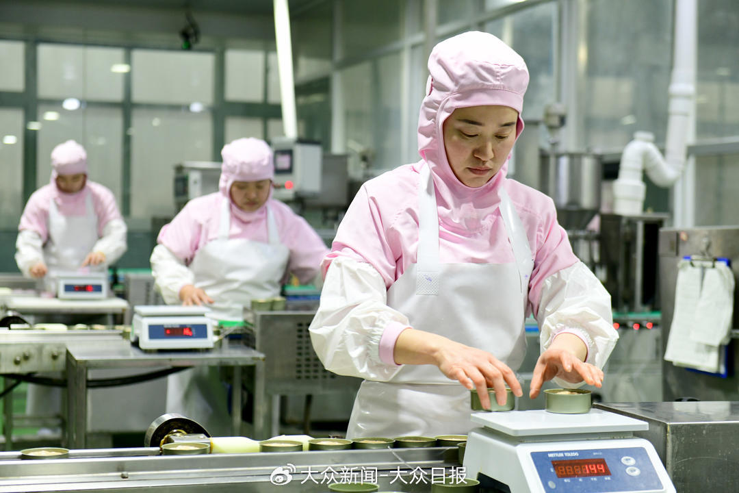 在中誉宠物食品（菏泽）有限公司，工作人员对宠物食品进行称重。（新华社发）