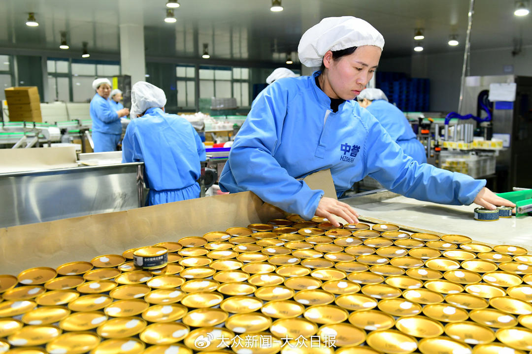 中誉宠物食品（菏泽）有限公司工作人员在宠物食品生产线忙碌。（新华社发）