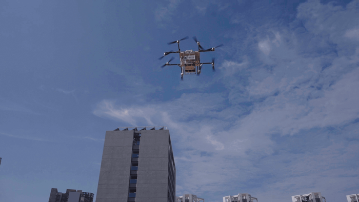 图为丰翼无人机在龙岗中心血站运输血液