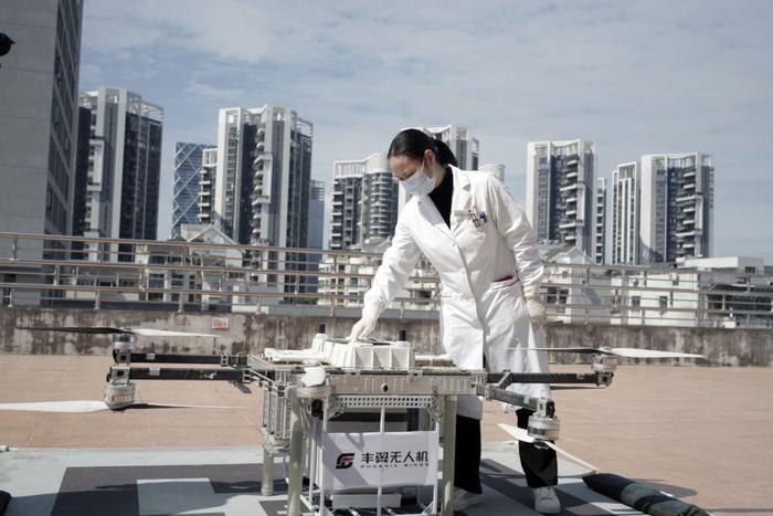 图为龙岗中心血站工作人员给无人机开机