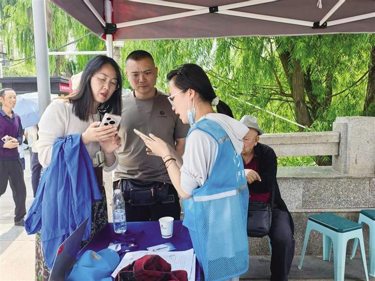 小兰志愿讲解服务队为游客服务 （兰州黄河风情线大景区供图）